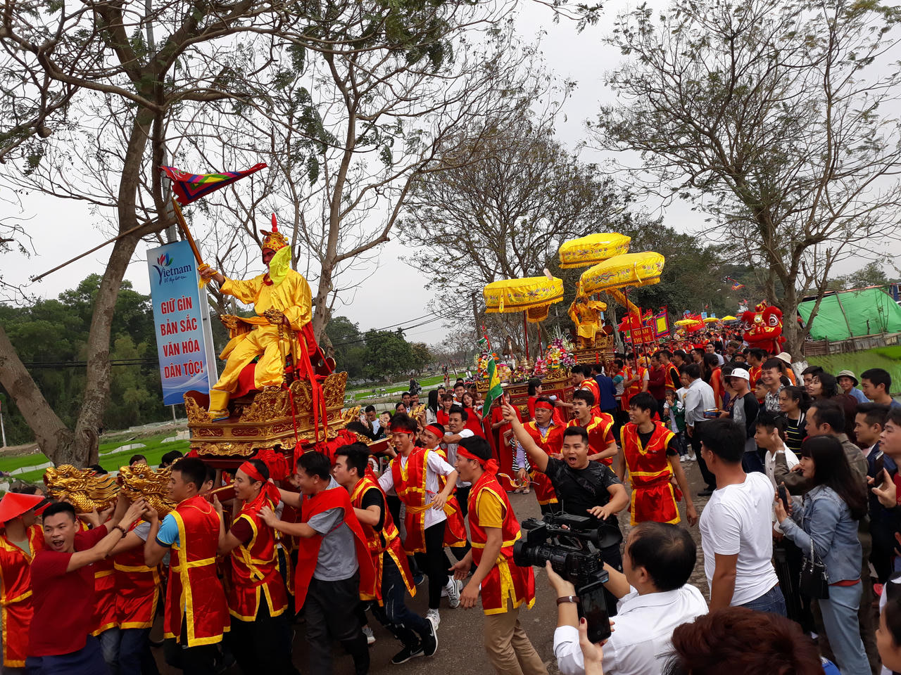 Đoàn người rước 'vua sống' kéo dài hàng km ở Hà Nội